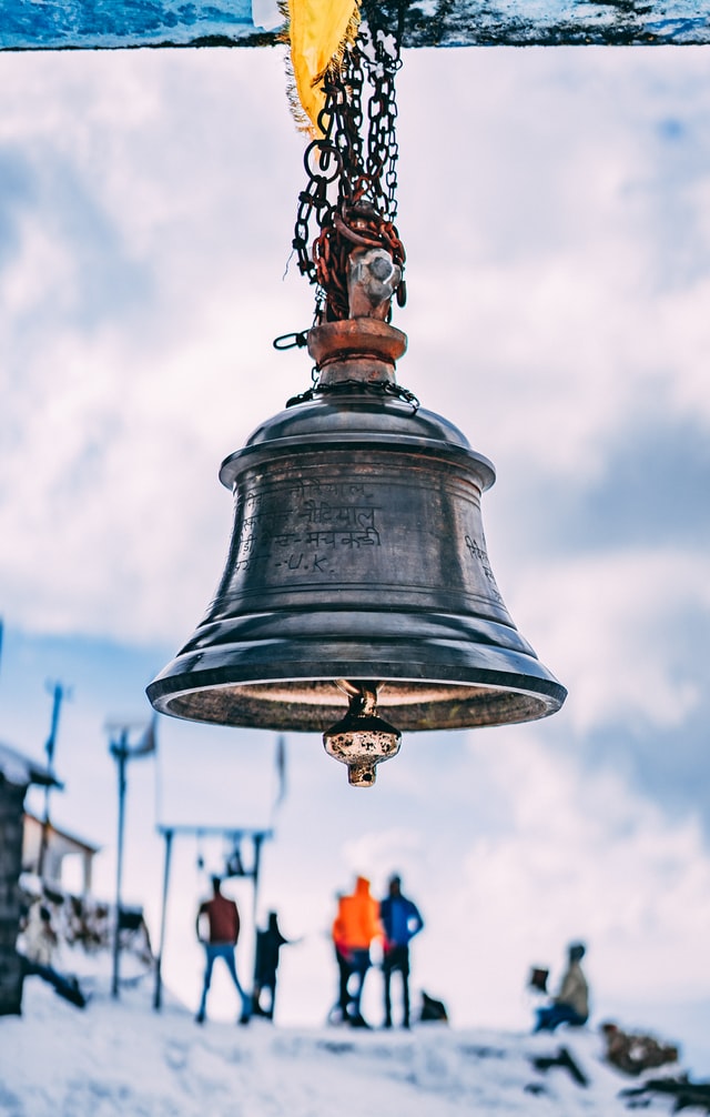 Hindutva Parichay - All the Hindu temples have bell at the entrance of the  temple or inside the temple and usually we ring it before we enter in temple  and while doing