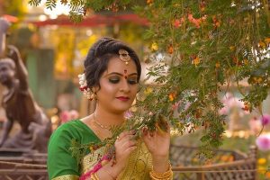 Put On The Beautiful Fashionable Indian Bindi – Experience Its Health Benefits