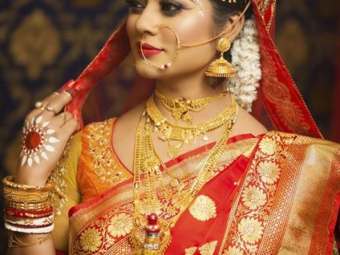 Wear A Pair Of White-Red Bangles Like Bengali Hindu Bride & Get Benefitted