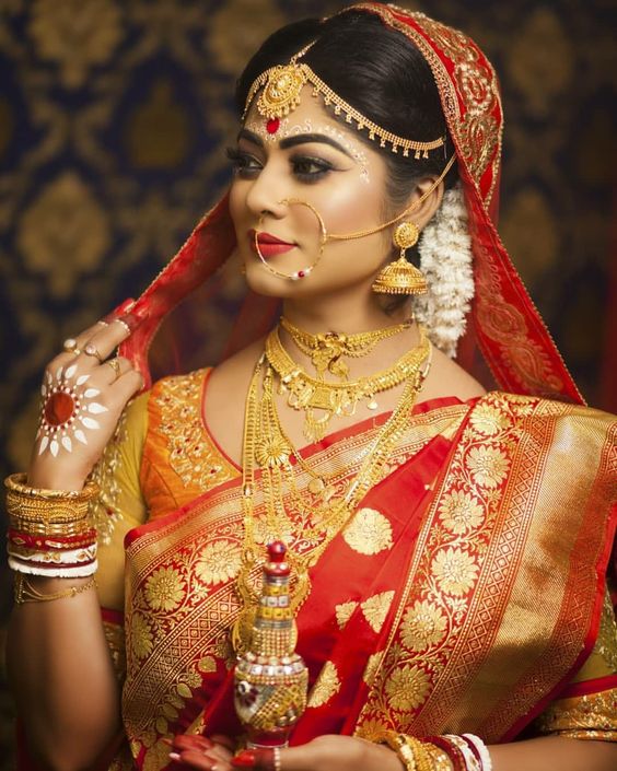 Wear A Pair Of White-Red Bangles Like Bengali Hindu Bride & Get Benefitted