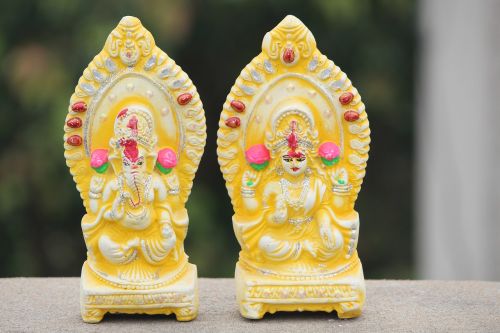 Worship Goddess Laxmi & Lord Ganesha “Together” – To Gain Wealth and Fortune!