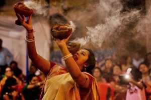 Experience The Most Frenzy Tradition Of Bengalis - Dhunuchi Dance