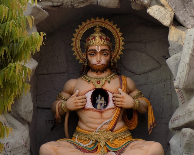 Perform Lord Hanuman Aarti & Develop Unbreakable Courage Like Him